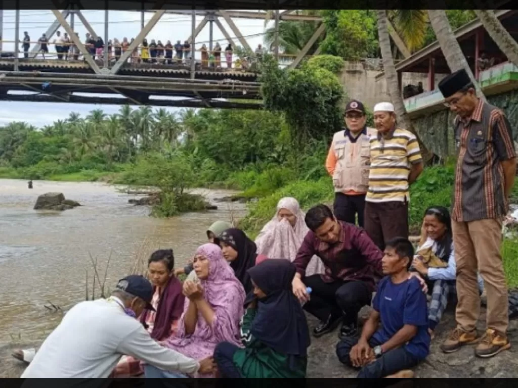 Pencarian Erwan Nurhas Belum Berhasil, Tim Gabungan Sisir Sungai Ombilin Hingga Malam
