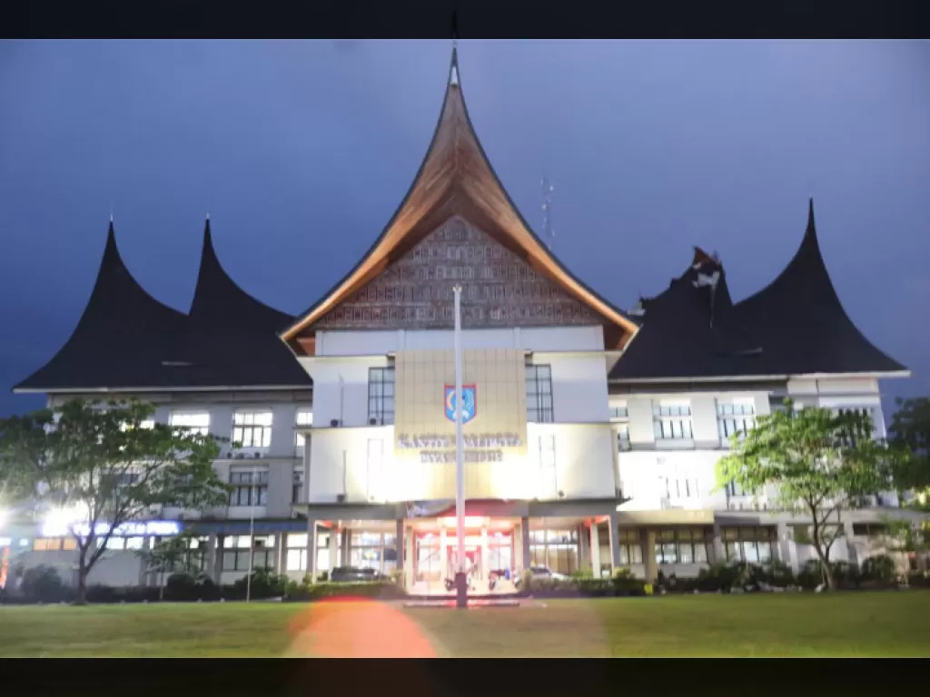 Wali Kota Payakumbuh Tinjau Langsung Kerusakan Balai Kota Akibat Angin Kencang